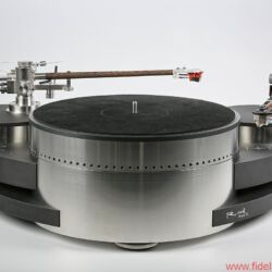 Reed Muse 3C - Auch in natura eine eindrucksvolle Erscheinung: Reed Muse 3C. Im Inneren des Edelstahl-Chassis verbirgt sich ein innovativer Hybrid-Antrieb, die beiden Armausleger mit drehbaren Basen akzeptieren Tonarme bis 12 Zoll