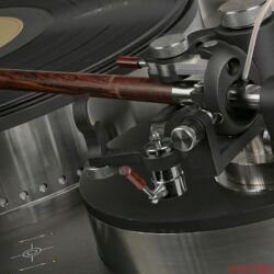 Reed Muse 3C - Finden Sie die Unterschiede? Der 3P-Tonarm (dunkel) ist seinem Wesen nach ein Einpunkter, wohingegen der 2A ein äußerst filigranes, zwischen zwei Punkten hängendes kardanisches Lager besitzt. Feinmechanik und Justage-Optionen gibt es bei beiden Armen im Überfluss