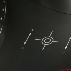 Reed Muse 3C - Das Lochband um den Teller sorgt als grünes Stroboskop für einen spektakulären Effekt – praktische Relevanz hat es jedoch nicht. Im Gegensatz zum elektronischen Inklinometer : Erst wenn alle vier LEDs dunkel bleiben, steht das Laufwerk in der Waage