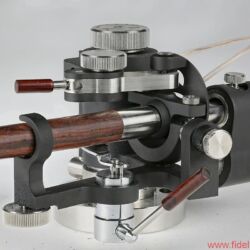 Reed Muse 3C - Finden Sie die Unterschiede? Der 3P-Tonarm (dunkel) ist seinem Wesen nach ein Einpunkter, wohingegen der 2A ein äußerst filigranes, zwischen zwei Punkten hängendes kardanisches Lager besitzt. Feinmechanik und Justage-Optionen gibt es bei beiden Armen im Überfluss