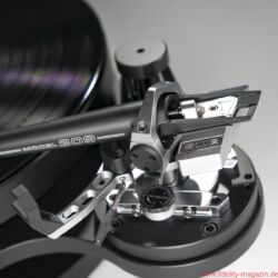 SME Model 15 plus Model 309 SPD - Fast so gut wie ein Series V: Man muss beim SME Model 309 lediglich auf etwas Komfort bei der Höhenverstellung verzichten, die Schlittenmechaniken für Auflagekraft und Überhang sind ebenso präzise gefertigt wie beim legendären „Fünfer“.