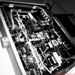 Lyric Audio Ti 140 Röhren-Vollverstärker - Eine Menge Freiverdrahtung und doch kein Kabelverhau, teure und gute Nichicon-Caps und das blaue Alps-Motorpoti für die Lautstärke – nichts unter der Haube des Ti 140 müsste sich verstecken.