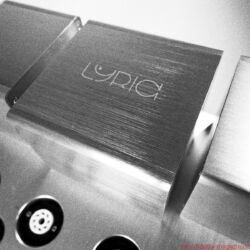 Lyric Audio Ti 140 Röhren-Vollverstärker - Gebürstetes Aluminiumgehäuse, schwere Ausgangsübertrager und ein Power-Knopf, der im Betrieb bündig in der Front verschwindet – alles am Ti 140 wirkt äußerst hochwertig.