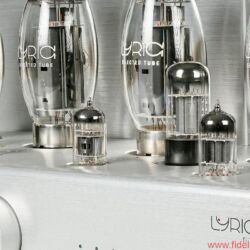 Lyric Audio Ti 140 Röhren-Vollverstärker - Gebürstetes Aluminiumgehäuse, schwere Ausgangsübertrager und ein Power-Knopf, der im Betrieb bündig in der Front verschwindet – alles am Ti 140 wirkt äußerst hochwertig.