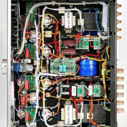Lyric Audio Ti 140 Röhren-Vollverstärker - Eine Menge Freiverdrahtung und doch kein Kabelverhau, teure und gute Nichicon-Caps und das blaue Alps-Motorpoti für die Lautstärke – nichts unter der Haube des Ti 140 müsste sich verstecken.