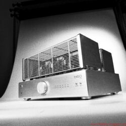 Lyric Audio Ti 140 Röhren-Vollverstärker - Gebürstetes Aluminiumgehäuse, schwere Ausgangsübertrager und ein Power-Knopf, der im Betrieb bündig in der Front verschwindet – alles am Ti 140 wirkt äußerst hochwertig.