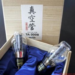 Air Tight ATM 300 Anniversary - Neben den Leistungsröhren von Takatsuki kommen Gläser von Electro-Harmonix zum Einsatz, die nicht (gleich) gewechselt werden sollten – nicht einmal die Gleichrichterröhre 5U4GB, obwohl mit bestimmten NOS-Typen, etwa von General Electric, durchaus noch Steigerungen vorstellbar sind.