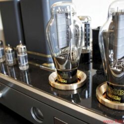 Air Tight ATM 300 Anniversary - Neben den Leistungsröhren von Takatsuki kommen Gläser von Electro-Harmonix zum Einsatz, die nicht (gleich) gewechselt werden sollten – nicht einmal die Gleichrichterröhre 5U4GB, obwohl mit bestimmten NOS-Typen, etwa von General Electric, durchaus noch Steigerungen vorstellbar sind.