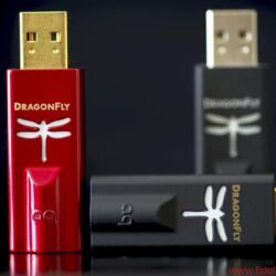 AudioQuest Dragonfly Red und Dragonfly Black - Vom DragonFly V1.2 sind DragonFly Black und DragonFly Red äußerlich nur an der Lackierung beziehungsweise den goldfarbenen Steckern zu unterscheiden.