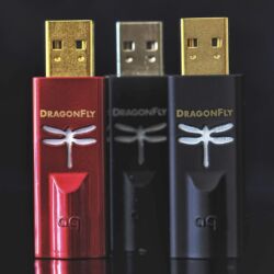 AudioQuest Dragonfly Red und Dragonfly Black - Vom DragonFly V1.2 sind DragonFly Black und DragonFly Red äußerlich nur an der Lackierung beziehungsweise den goldfarbenen Steckern zu unterscheiden.