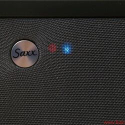 Saxx airSOUND AS 40 AS 50 - Die rote LED signalisiert Betriebsbereitschaft, die daneben glimmt grün für den AUX-Eingang, blau für DAS und ebenfalls rot für die WLAN-Verbindung.