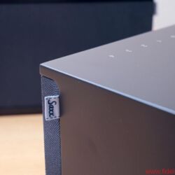 Saxx airSOUND AS 40 AS 50 - Nettes Designstück: der „Waschzettel“ mit Saxx-Logo an der fest eingesetzten Frontbespannung