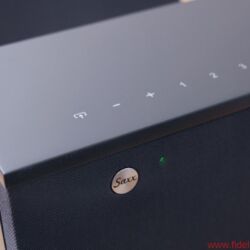 Saxx airSOUND AS 40 AS 50 - Die wenigen Bedienelemente – Quellenwahl, Lautstärkesteller und vier Speicher (v.l.n.r.) – sind als Touch-Flächen ausgeführt.