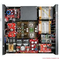 Audio Note (UK) Meishu - Der Meishu in der Phono-Version (für jeden Vinylisten ein Muss!) ist trotz beachtlicher Abmessungen prall gefüllt. Um die zentral positionierte Endstufe mit den 300B- und 5687-Pärchen gruppieren sich – gegen den Uhrzeigersinn – die Phonostufe (unter der Abdeckung), das Netzteil der Vorstufe, die Hochpegelstufe mit 6SN7, der dazugehörige Netztrafo, das Netzteil der Endstufe mit 5U4G und zwei 6X5 sowie die massiv überdimensionierten C-Kern-Ausgangsübertrager aus eigener Produktion.