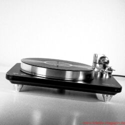 Acoustic Signature WOW XL Plattenspieler / TA 1000 Tonarm / Soundsmith Carmen Moving Iron Tonabnehmer