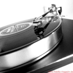 Acoustic Signature WOW XL Plattenspieler / TA 1000 Tonarm / Soundsmith Carmen Moving Iron Tonabnehmer