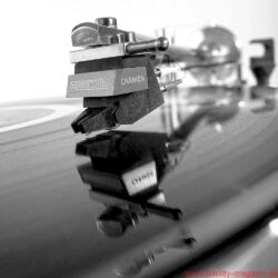 Acoustic Signature WOW XL Plattenspieler / TA 1000 Tonarm / Soundsmith Carmen Moving Iron Tonabnehmer