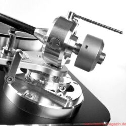 Acoustic Signature WOW XL Plattenspieler / TA 1000 Tonarm / Soundsmith Carmen Moving Iron Tonabnehmer