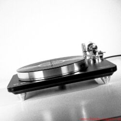 Acoustic Signature WOW XL Plattenspieler / TA 1000 Tonarm / Soundsmith Carmen Moving Iron Tonabnehmer