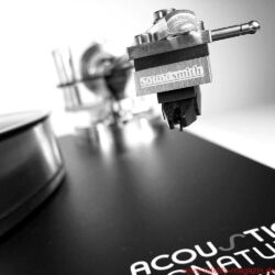 Acoustic Signature WOW XL Plattenspieler / TA 1000 Tonarm / Soundsmith Carmen Moving Iron Tonabnehmer