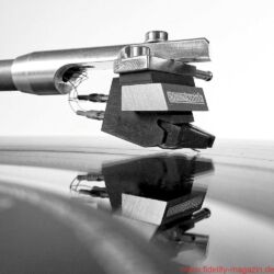 Acoustic Signature WOW XL Plattenspieler / TA 1000 Tonarm / Soundsmith Carmen Moving Iron Tonabnehmer