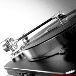 Acoustic Signature WOW XL Plattenspieler / TA 1000 Tonarm / Soundsmith Carmen Moving Iron Tonabnehmer