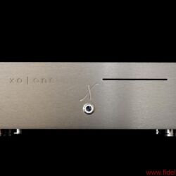 X-Odos Xo One Musikserver - Netzschalter und Slot des CD-Ripper-Laufwerks sind die einzigen Bedienelemente am Gerät.
