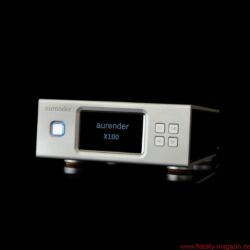 Aurender X100L Musicserver - Der X100 ist auch als Stand-alone-Maschine betreibbar: Vier Schalter für die Basisbedienung sind vorhanden. Das hochauflösende AMOLED-Display liefert Informationen zum angeschlossenen USB-DAC und zeigt die Metadaten das aktuellen Titels – oder zeigt eines von zwei virtuellen VU-Metern.