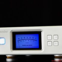 Aurender X100L Musicserver - Der X100 ist auch als Stand-alone-Maschine betreibbar: Vier Schalter für die Basisbedienung sind vorhanden. Das hochauflösende AMOLED-Display liefert Informationen zum angeschlossenen USB-DAC und zeigt die Metadaten das aktuellen Titels – oder zeigt eines von zwei virtuellen VU-Metern.