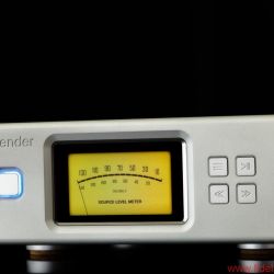 Aurender X100L Musicserver - Der X100 ist auch als Stand-alone-Maschine betreibbar: Vier Schalter für die Basisbedienung sind vorhanden. Das hochauflösende AMOLED-Display liefert Informationen zum angeschlossenen USB-DAC und zeigt die Metadaten das aktuellen Titels – oder zeigt eines von zwei virtuellen VU-Metern.