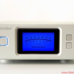 Aurender X100L Musicserver - Der X100 ist auch als Stand-alone-Maschine betreibbar: Vier Schalter für die Basisbedienung sind vorhanden. Das hochauflösende AMOLED-Display liefert Informationen zum angeschlossenen USB-DAC und zeigt die Metadaten das aktuellen Titels – oder zeigt eines von zwei virtuellen VU-Metern.