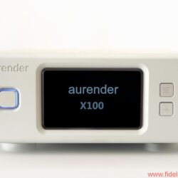 Aurender X100L Musicserver - Der X100 ist auch als Stand-alone-Maschine betreibbar: Vier Schalter für die Basisbedienung sind vorhanden. Das hochauflösende AMOLED-Display liefert Informationen zum angeschlossenen USB-DAC und zeigt die Metadaten das aktuellen Titels – oder zeigt eines von zwei virtuellen VU-Metern.