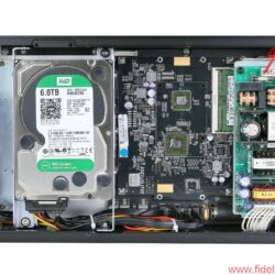 Aurender X100L Musicserver - Zwei 3-TB-HDDs dienen allein als Datenspeicher, für die Musikwiedergabe ist ein 120 GB großer SSD-Speicher (ganz links) zuständig. Der große Kühlkörper (rechts) über der Hauptplatine ersetzt locker einen Lüfter.