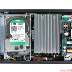 Aurender X100L Musicserver - Zwei 3-TB-HDDs dienen allein als Datenspeicher, für die Musikwiedergabe ist ein 120 GB großer SSD-Speicher (ganz links) zuständig. Der große Kühlkörper (rechts) über der Hauptplatine ersetzt locker einen Lüfter.