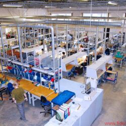 FIDELITY zu Besuch bei Audes in Estland - Flexibilität und Weitsicht: Igor Tjurin inspiziert eine der Produktionshallen. In dieser werden in erster Linie Spulen und Trafos für alle möglichen Anwendungen gewickelt