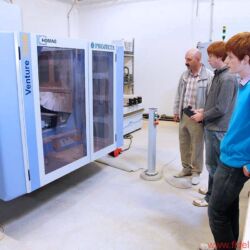 FIDELITY zu Besuch bei Audes in Estland - Igor Tjurin und die Söhne Daniil und Alex an der CNC-Fräse: Audes verbindet modernste Produktionsmethoden mit klassischer Handarbeit