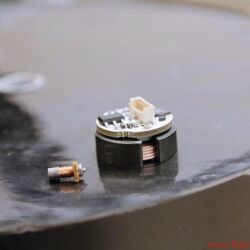 FIDELITY zu Besuch bei Audes in Estland - XS, M und XXXL: Miniaturspule und Drucksensor mit Magnetventil auf dem Rücken von „Trafozilla“