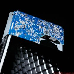 KEF LS50 Wireless Aktivlautsprecher - Eine DSP-Frequenzweiche teilt den Verstärker/Treiber-Kombis ihren jeweiligen Arbeitsbereich zu und übernimmt zugleich Time-Alignment und Echtzeit-Phasenkorrektur.