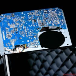 KEF LS50 Wireless Aktivlautsprecher - Eine DSP-Frequenzweiche teilt den Verstärker/Treiber-Kombis ihren jeweiligen Arbeitsbereich zu und übernimmt zugleich Time-Alignment und Echtzeit-Phasenkorrektur.