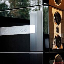 TIDAL La Assoluta in a picture-book bunker dream system - No joke: If you are able to find any object on this planet that is at least as well or even more expertly lacquered than a TIDAL Audio loudspeaker, Jörn Janczak says he will give you a pair of their speakers for free. Feel free to suggest piano manufacturers, Rolls-Royce dashboards and über-expensive designer furniture ...