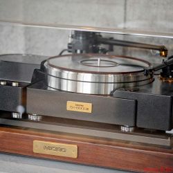 TIDAL La Assoluta in a picture-book bunker dream system - Two of the three analog high-end turntables are from Micro-Seiki; the SX-8000 II model has never existed in Germany. The selection of cartridges is equally exclusive.