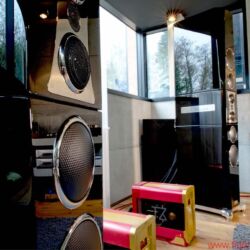 TIDAL La Assoluta in a picture-book bunker dream system - No joke: If you are able to find any object on this planet that is at least as well or even more expertly lacquered than a TIDAL Audio loudspeaker, Jörn Janczak says he will give you a pair of their speakers for free. Feel free to suggest piano manufacturers, Rolls-Royce dashboards and über-expensive designer furniture ...