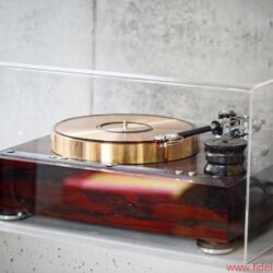TIDAL La Assoluta in a picture-book bunker dream system - Two of the three analog high-end turntables are from Micro-Seiki; the SX-8000 II model has never existed in Germany. The selection of cartridges is equally exclusive.