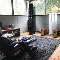 TIDAL La Assoluta in a picture-book bunker dream system - Perfect listening position. Fabulous view. Mind-blowing sound … music as the elixir of life. It all started with the legendary Nakamichi Dragon – and whatever you do, don’t call it a “cassette recorder”!