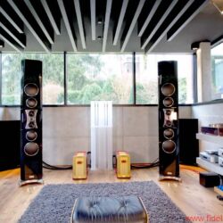 TIDAL La Assoluta in a picture-book bunker dream system - Perfect listening position. Fabulous view. Mind-blowing sound … music as the elixir of life. It all started with the legendary Nakamichi Dragon – and whatever you do, don’t call it a “cassette recorder”!