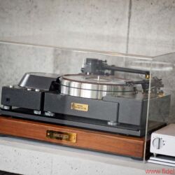 TIDAL La Assoluta in a picture-book bunker dream system - Two of the three analog high-end turntables are from Micro-Seiki; the SX-8000 II model has never existed in Germany. The selection of cartridges is equally exclusive.