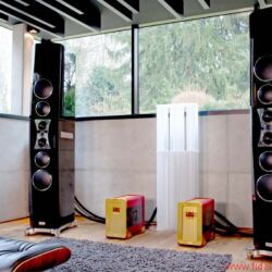 TIDAL La Assoluta in a picture-book bunker dream system - Team player: Because the TIDAL La Assoluta has no signature sound of its own and completely refrains from adding anything tonally to the high-fidelity experience, its sound sources have an even greater influence. In addition to a large Dartzeel combo (in the classic gold-red color combination), the cables are naturally also included.