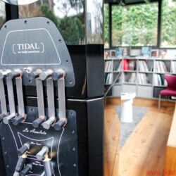 TIDAL La Assoluta in a picture-book bunker dream system - No joke: If you are able to find any object on this planet that is at least as well or even more expertly lacquered than a TIDAL Audio loudspeaker, Jörn Janczak says he will give you a pair of their speakers for free. Feel free to suggest piano manufacturers, Rolls-Royce dashboards and über-expensive designer furniture ...