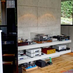 TIDAL La Assoluta in a picture-book bunker dream system - It all depends on what you make of it: Exposed concrete enables you, for example, to have horizontal cantilevers ideal for mounting these kinds of turntables, but it is a real challenge acoustically, because sound easily bounces off the walls. Acoustic panels under the ceiling, bass absorbers in the corners and a thick rug are pleasant additions that can help combat this.