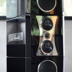 TIDAL La Assoluta in a picture-book bunker dream system - No joke: If you are able to find any object on this planet that is at least as well or even more expertly lacquered than a TIDAL Audio loudspeaker, Jörn Janczak says he will give you a pair of their speakers for free. Feel free to suggest piano manufacturers, Rolls-Royce dashboards and über-expensive designer furniture ...